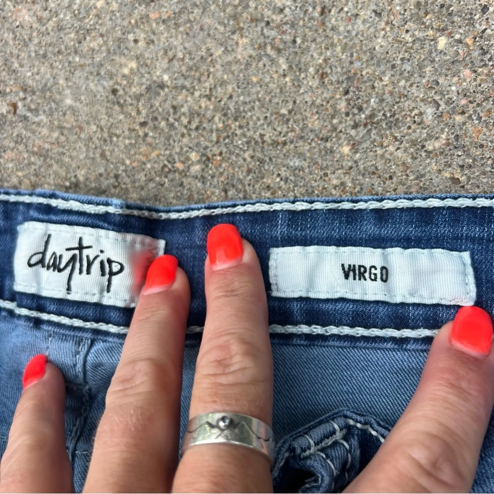 Daytrip Virgo embroidered sequin bling cut off fray hem jean shorts Size 29 - Image 4