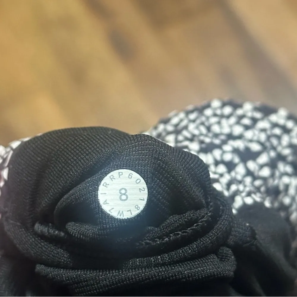 Lululemon Hotty Hot Short II *2.5" Monochromic White / Monochromic Black Size 8 - Image 7