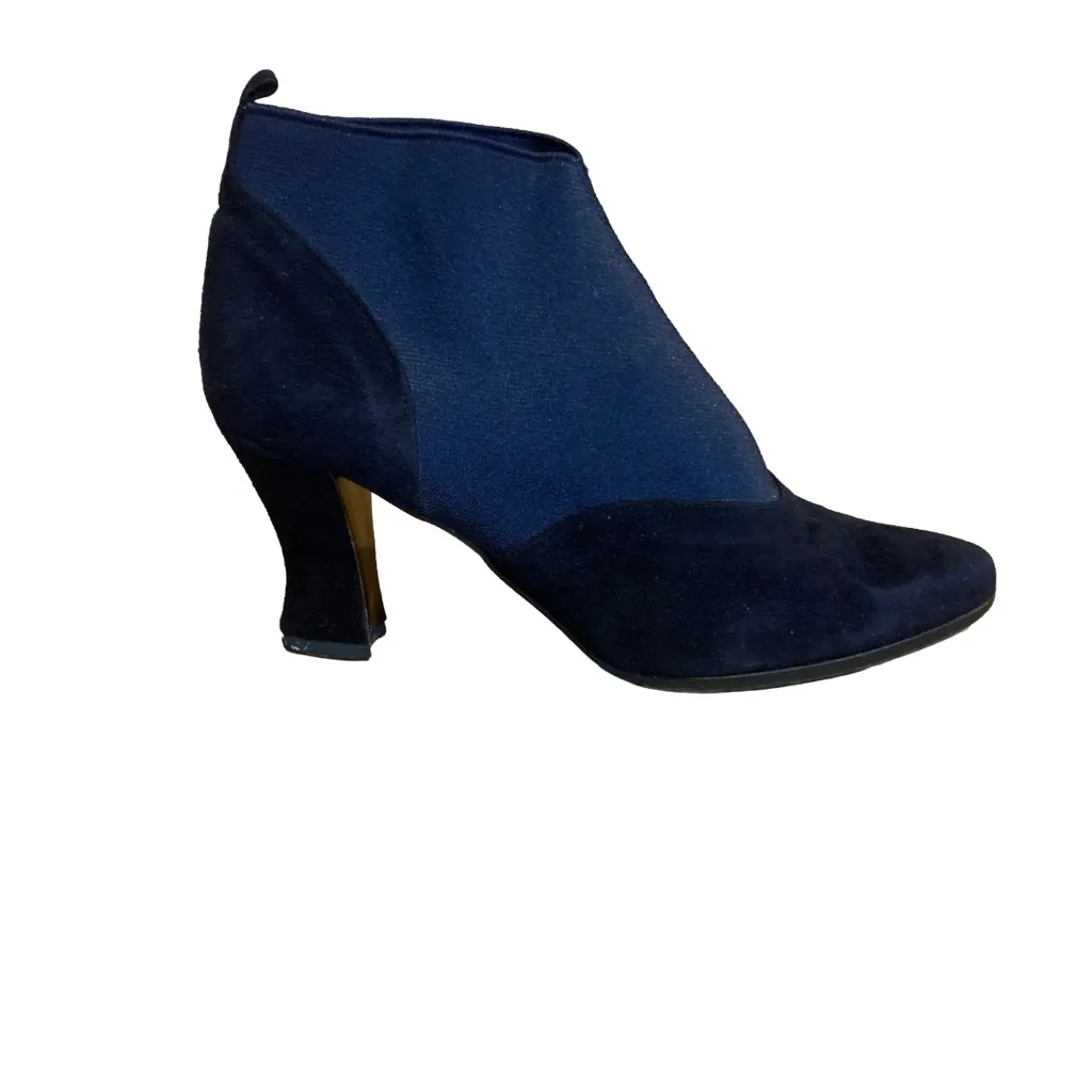 VINTAGE 1990'S/Y2K ANNE KLEIN NAVY BLUE STRETCH FABRIC & SUEDE BOOTIE HEELS (7N) - Image 4
