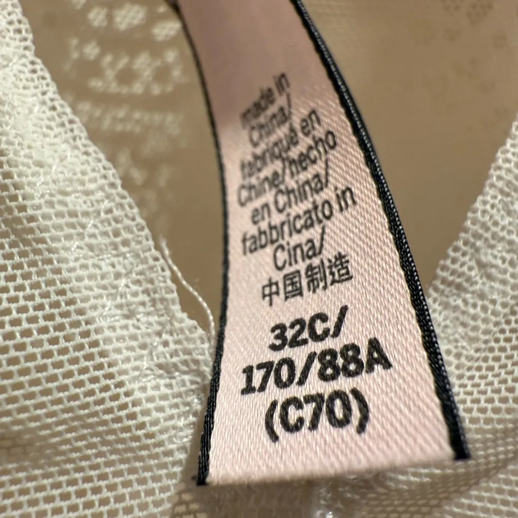 Victoria’s Secret Cream lace long sleeve bodysuit‎ with back cutout Size 32C - Image 10