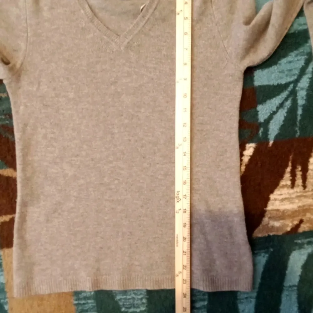 Tahari Pure Luxe Cashmere Taupe V Neck Sweater Long Sleeve Womens Small - Image 7