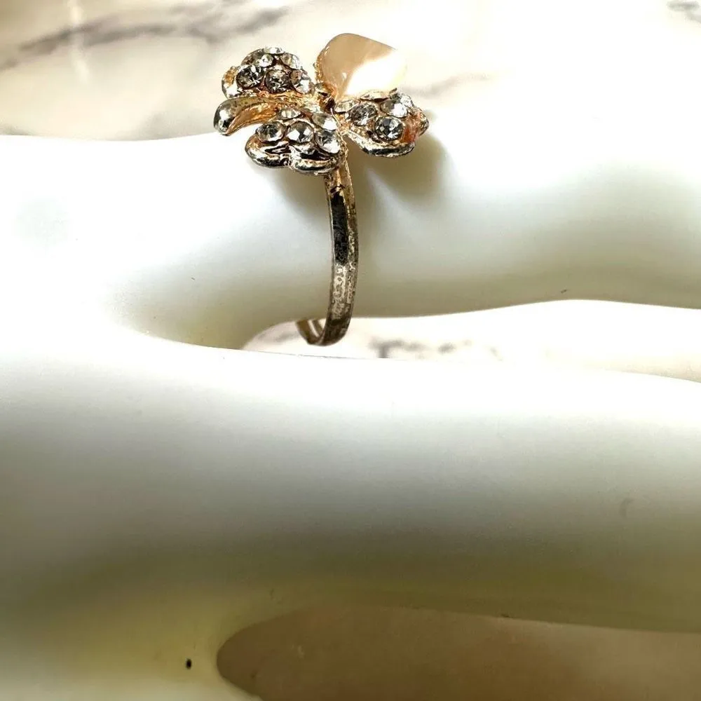 Gold tone rhinestone four leaf clover ring - Image 5