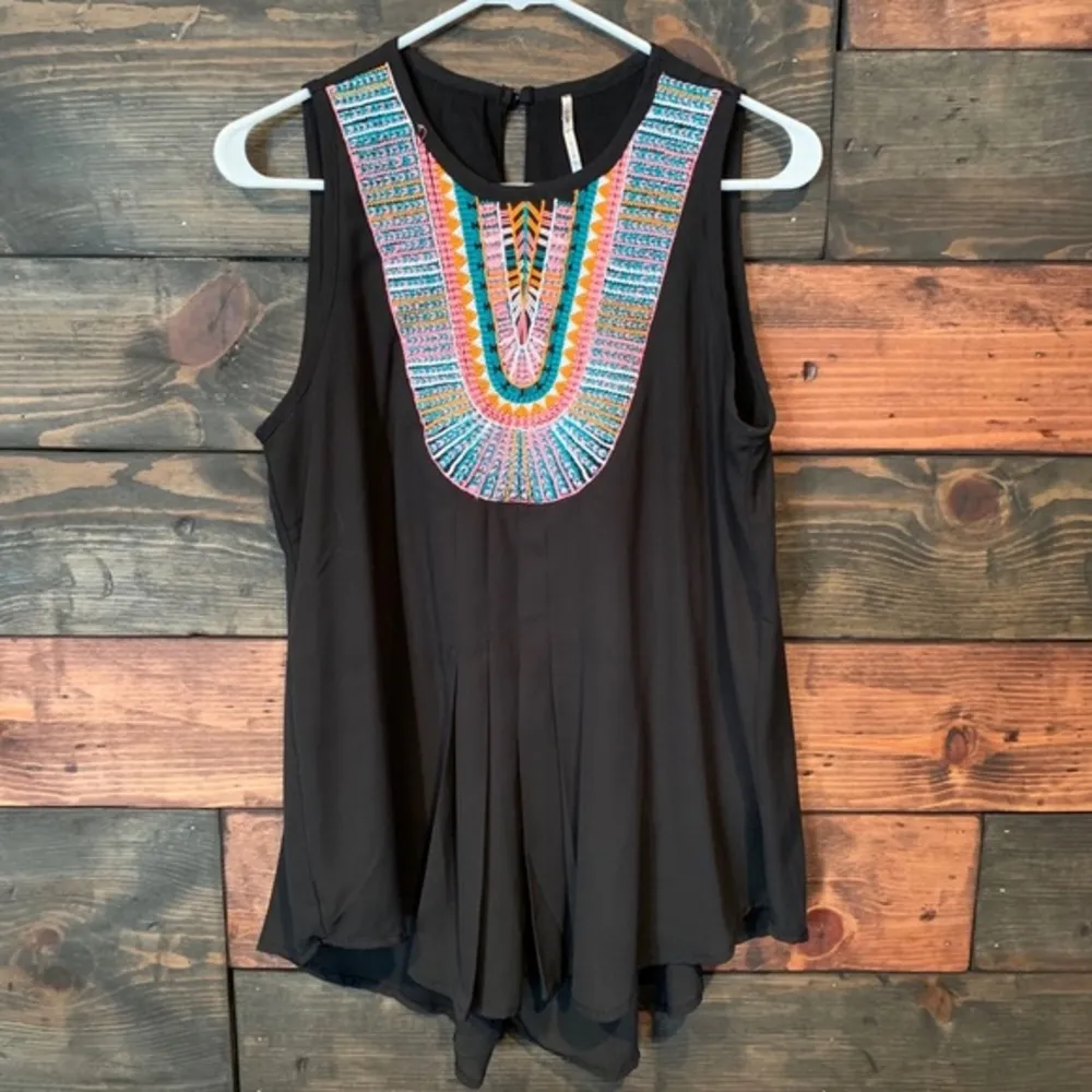 Vici embroidered front sleeveless top sz L - Image 3