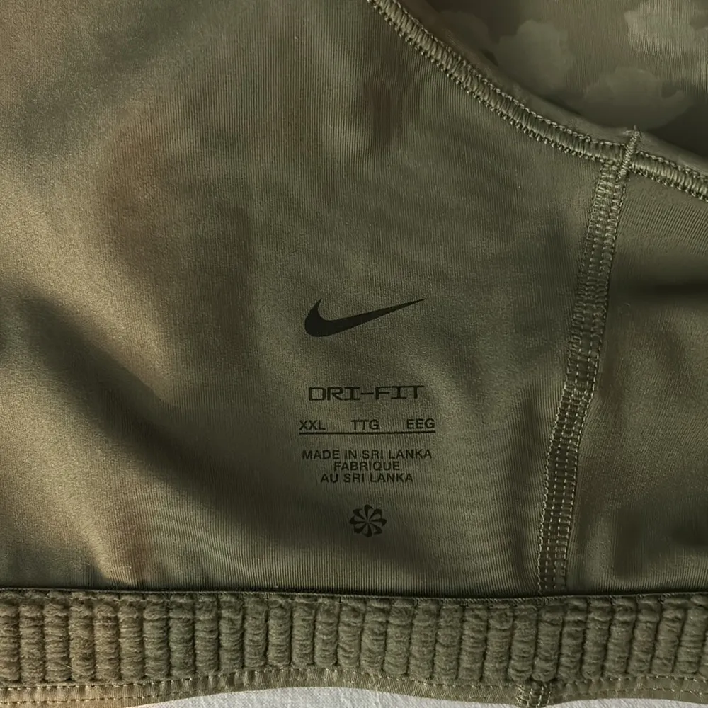 Lightly Used Green Cheetah Print Nike Size XXL - Image 3