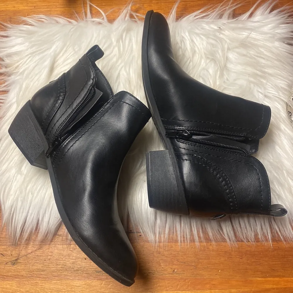 Guess black booties size 6.5 - Image 3