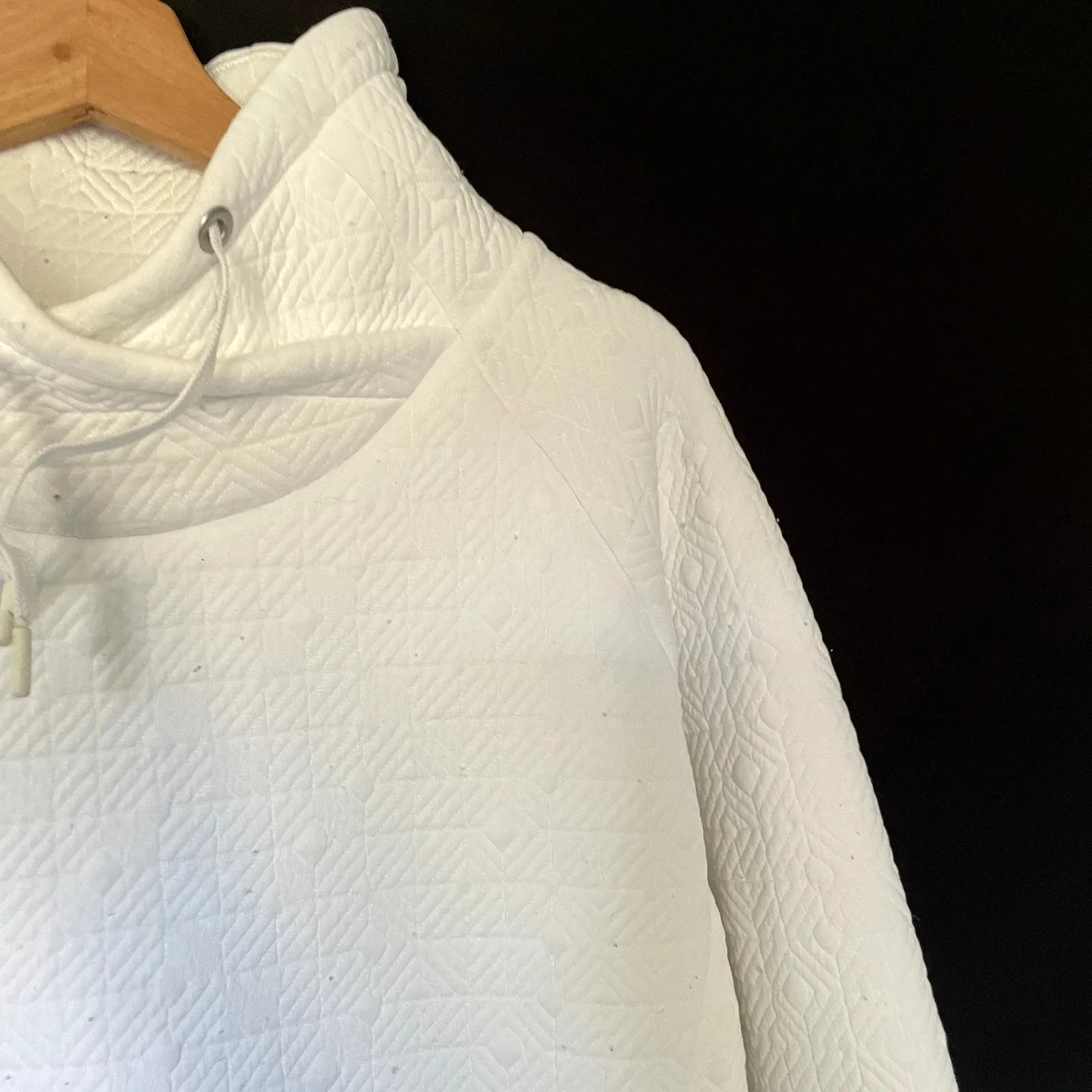 Athleta white quilted pattern cowl neck sweater kangaroo pocket women's L - Image 2