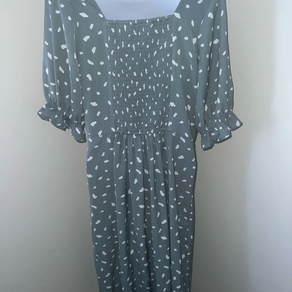 ABERCROMBIE &  FITCH Size Medium MIDI-Length Short Sleeve Dress with Ruching - Image 6
