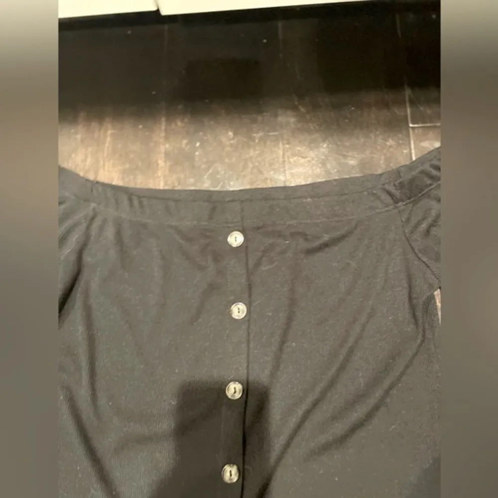 Live in the Moment BLACK RIBBED OFF THE SHOULDER BUTTON FRONT CROPPED TOP IN SIZE LARGE - Image 5