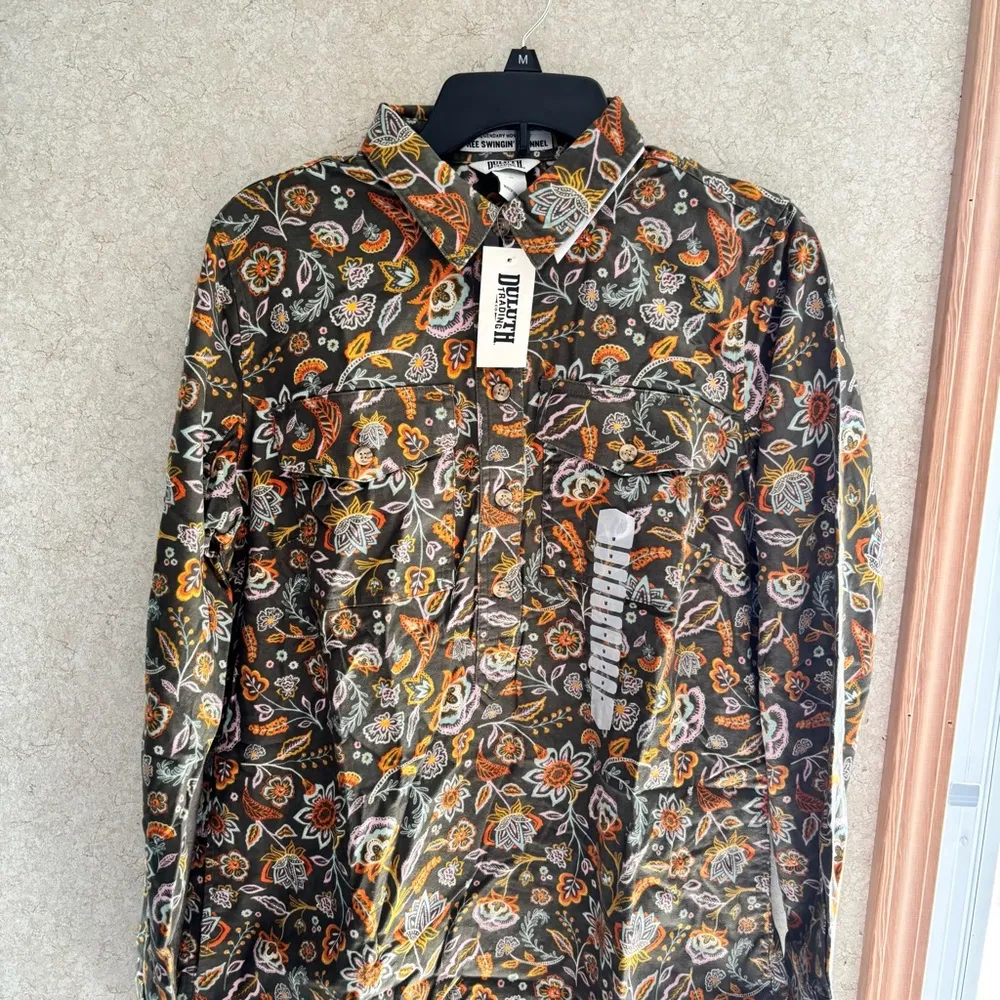 Yellow and Green Cuffed Sleeve Button Down Shirt with Notched Collar Size M - Image 7