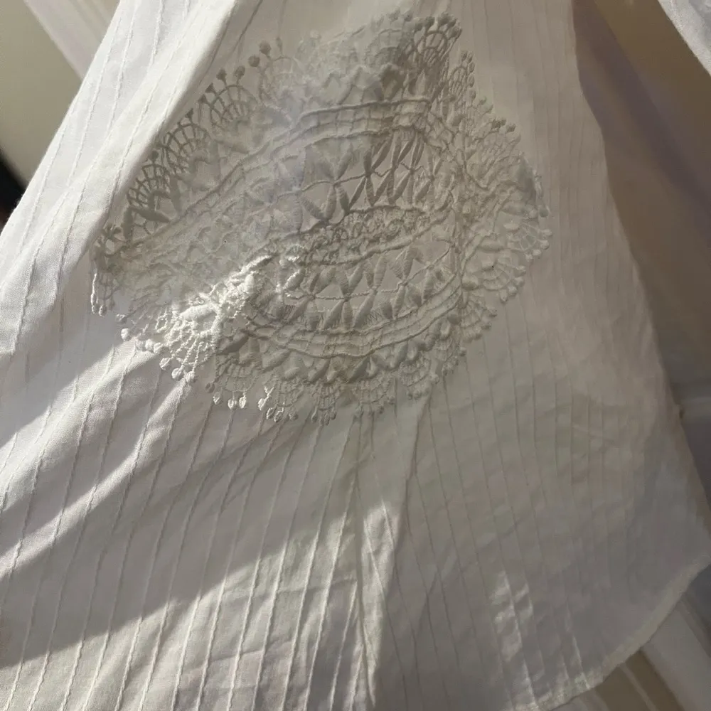 White laced button up blouse with pearled buttons - Image 5