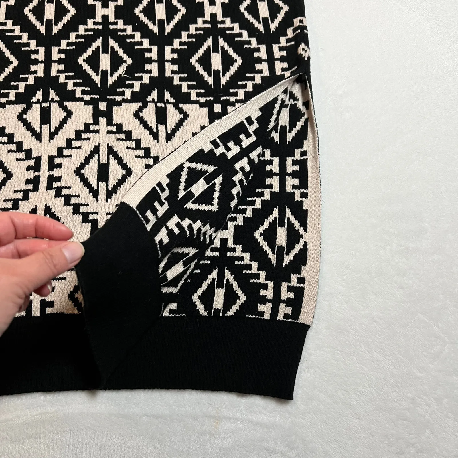 Women's Sleeveless Turtleneck Sweater Top Tunic Size Small Aztec Print Neutral Black - Image 3