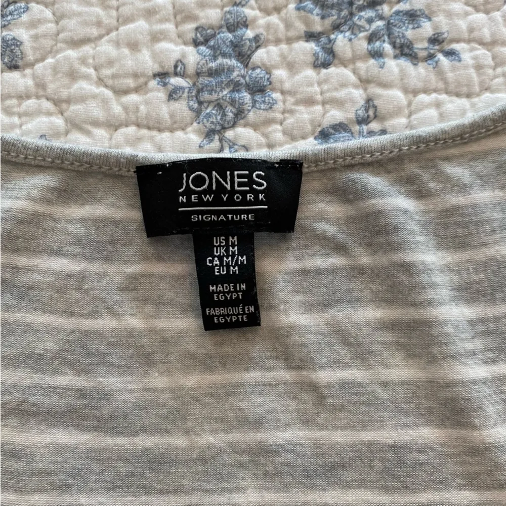 Jones New York Gray and White Striped Short Sleeve Top Size Medium - Image 6