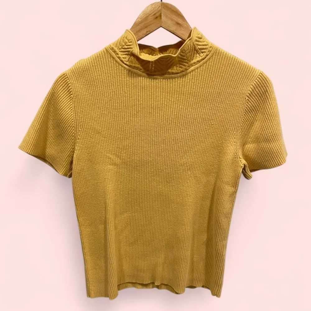 Vintage 90’s-y2k buttercup ribbed scallop knit mock neck short sleeve sweater - Image 3