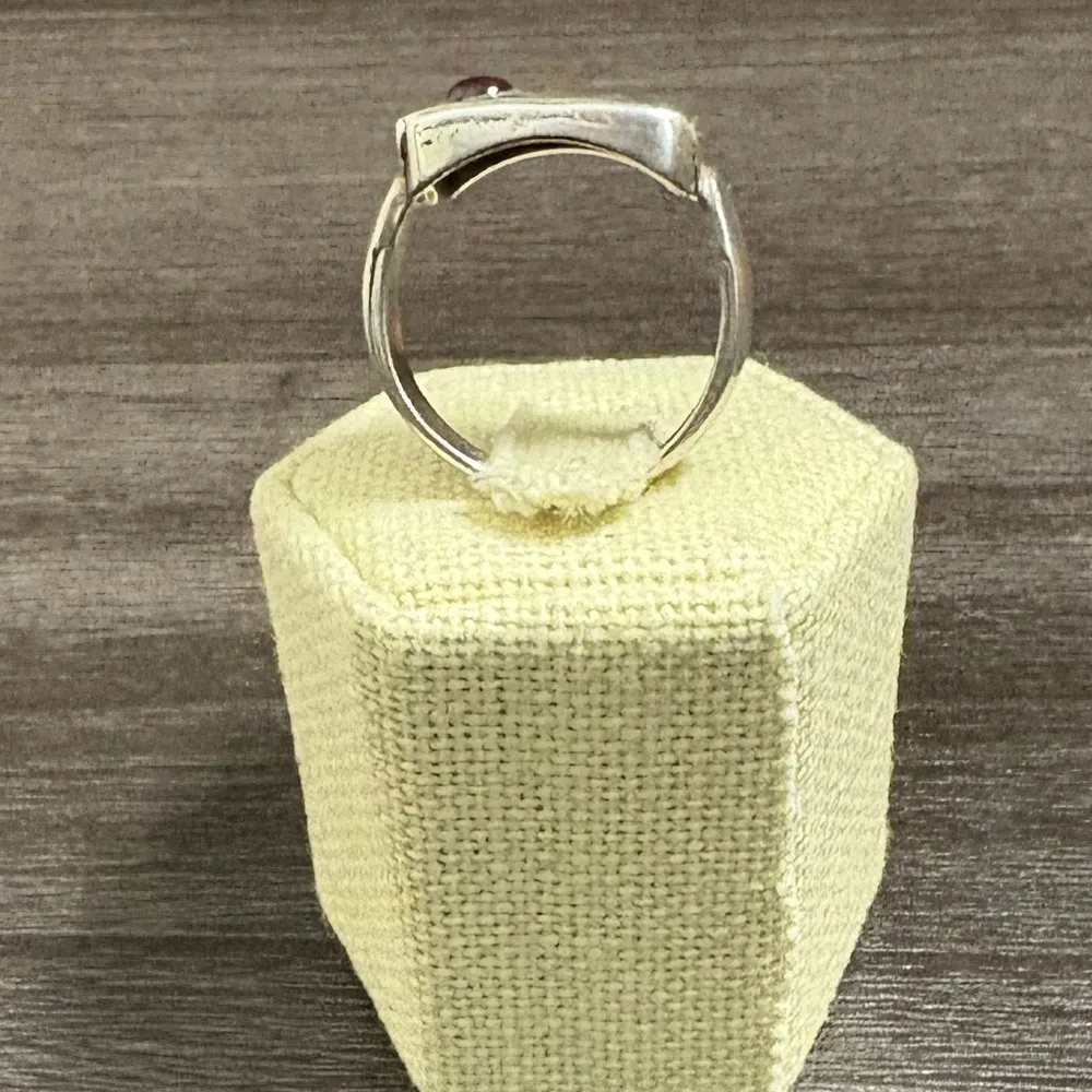 Vintage Sterling Silver Garnet Hammered Square Ring - Image 5
