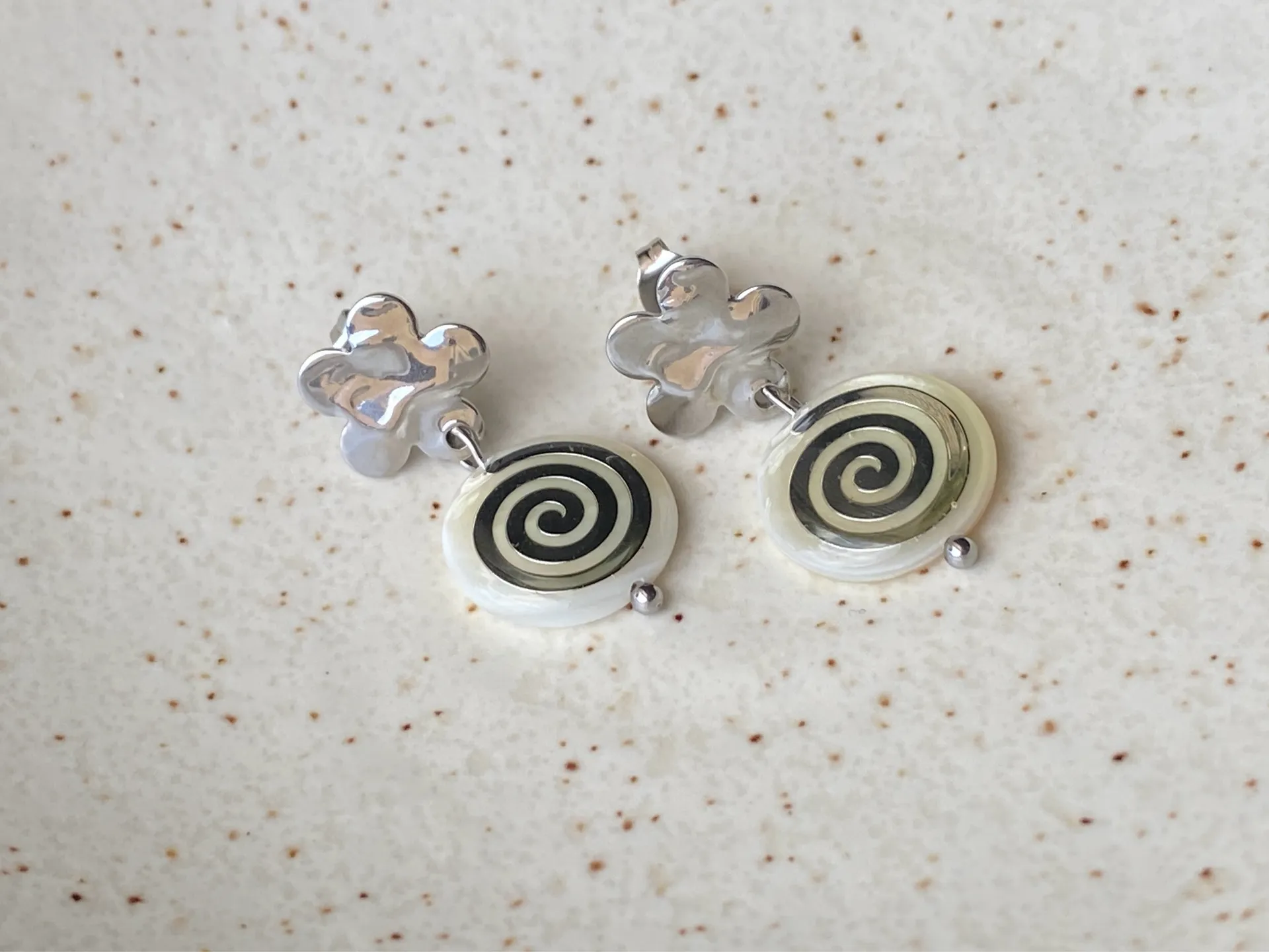 Handmade boho vintage grunge funky whimsical style quality swirl shell beads earrings🌀⭐️ - Image 7