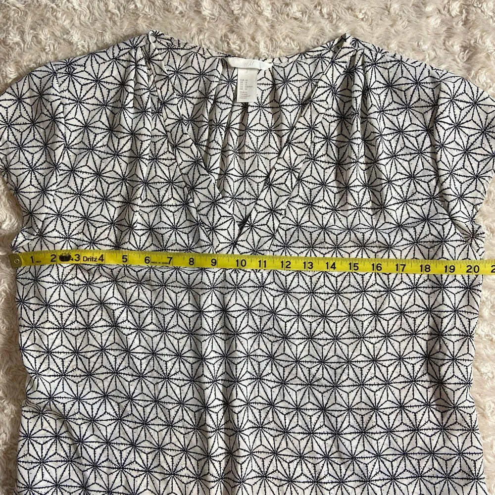 H&M Bold Geometric Short Sleeve Professional Blouse Size 12 - Image 6