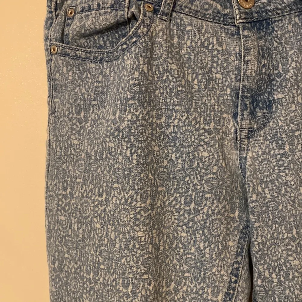 Women’s Capris jeans skinny cropped mandala size 12 print pattern EUC - Image 3