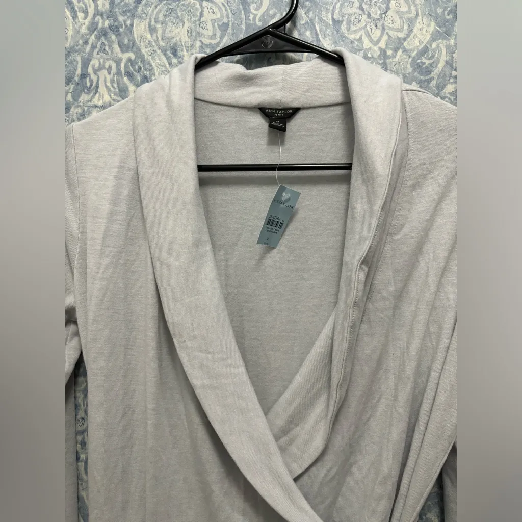 Ann Taylor Women’s Long Sleeve Shirt Shaw Collar Ruching Grey Size Small Petite - Image 4