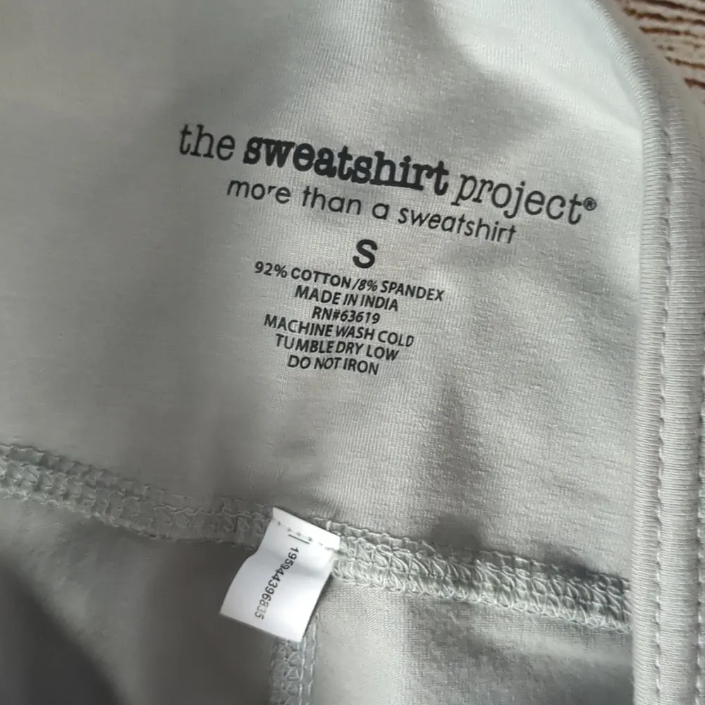 The sweatshirt project gray Capri leggings size small - Image 4