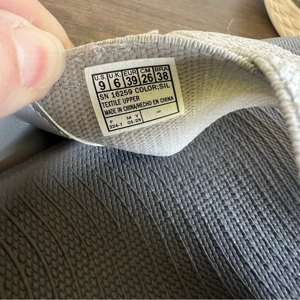 Skechers On The Go Glistening Silver Women's Sandal Size 9 SKU#24636 - Image 8