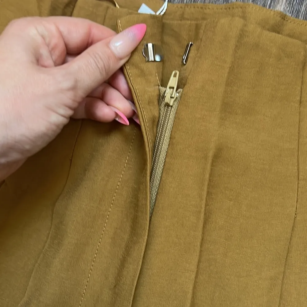 Kittenish  Gold Pleated Pants - Image 4
