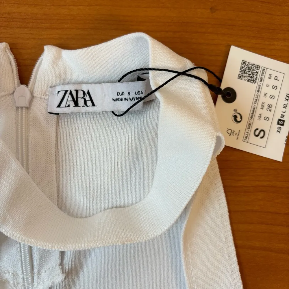 Zara Halter Hollow Neck Ribbed White Fitted Crop Top (o) - Image 3