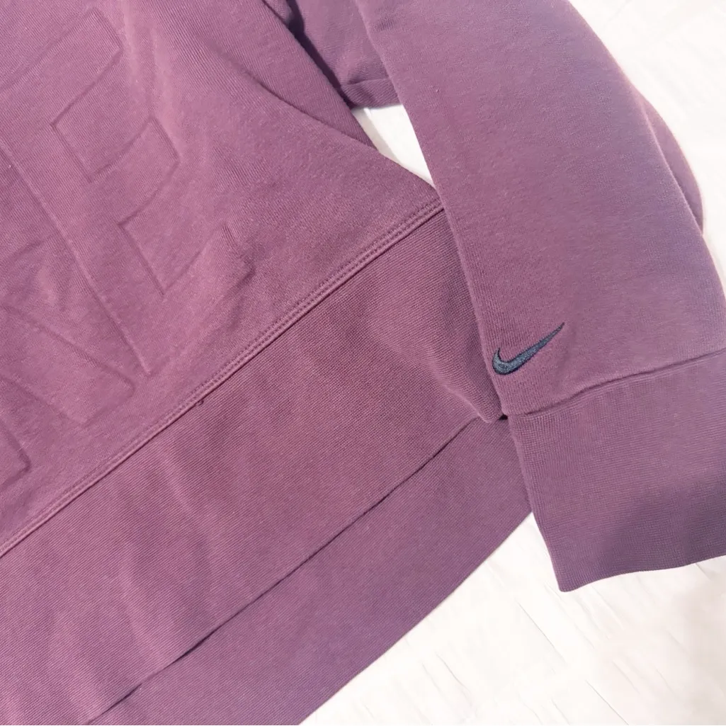 Nike Embossed Versa Crew Pullover Sweatshirt Burgundy Maroon Wine Size Medium Purple - Image 4