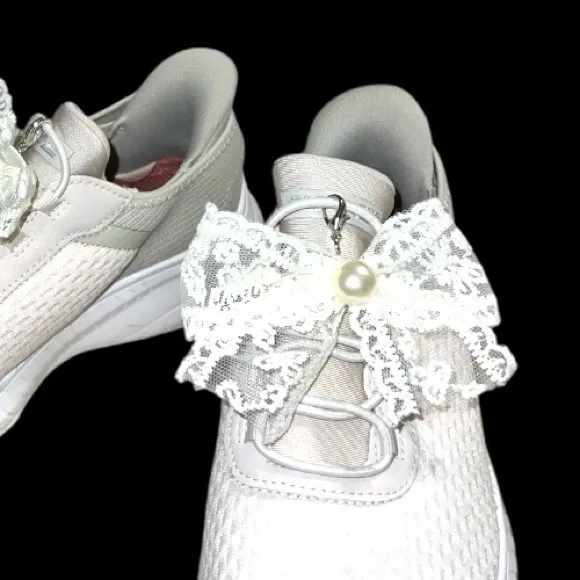 Cute as a button cream lace bow shoe clips! Size undefined - Image 7
