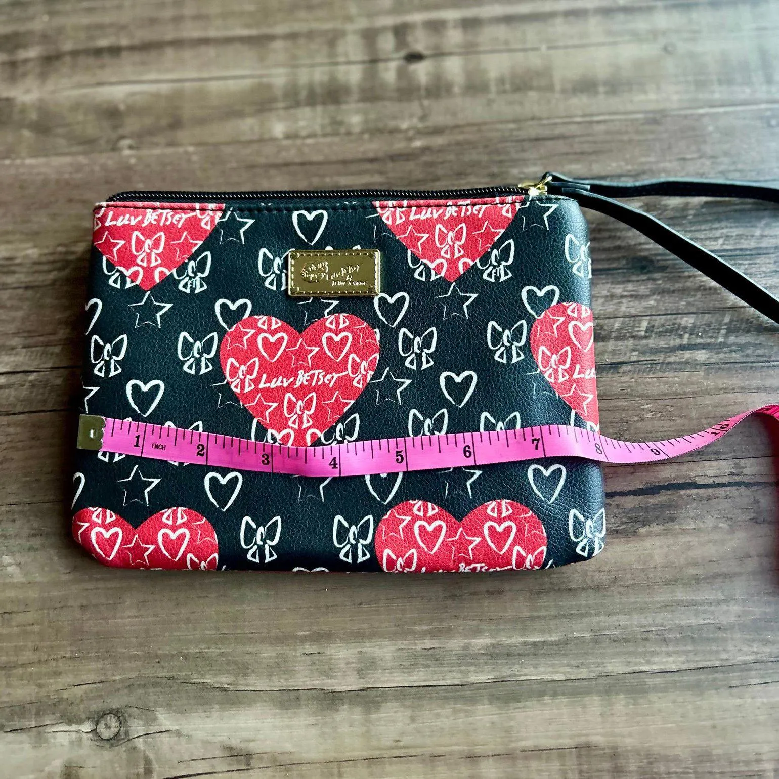 Betsey Johnson Black and Red Heart Pattern Zip Up Wristlet - Image 5