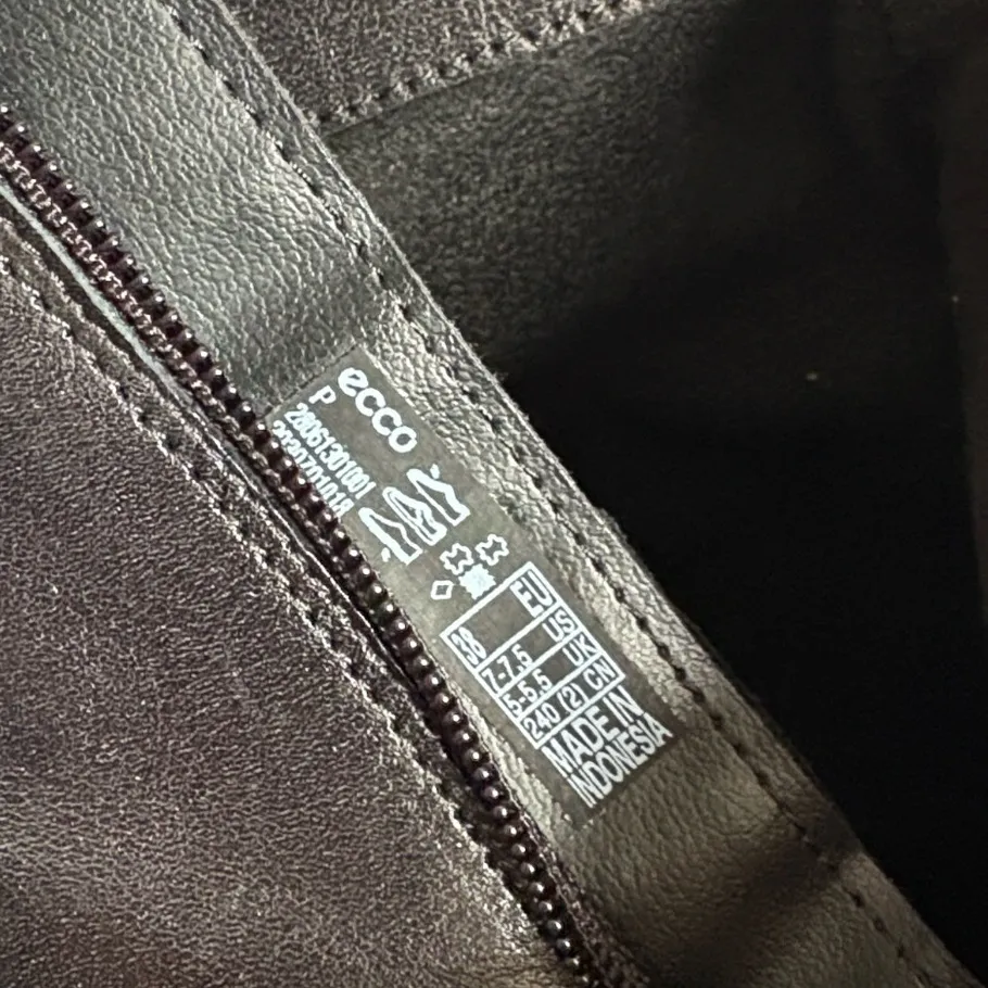 Like New ECCO Leather Shape 45 Wedge Boots Black Size 7 - 7.5 Retail $259.00 - Image 7