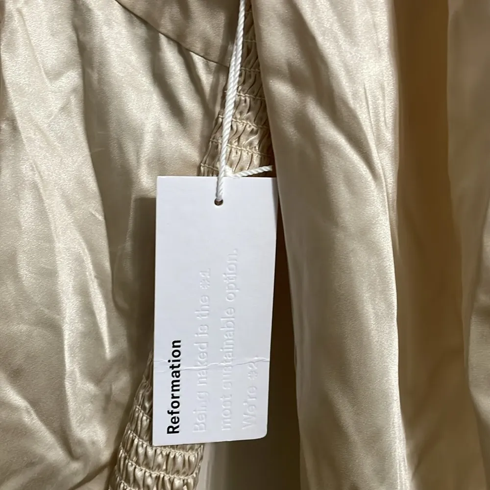 💖 NWT Reformation 100% Silk Roe Puff Sleeve Shirred Blouse in Champagne Gold - Image 6