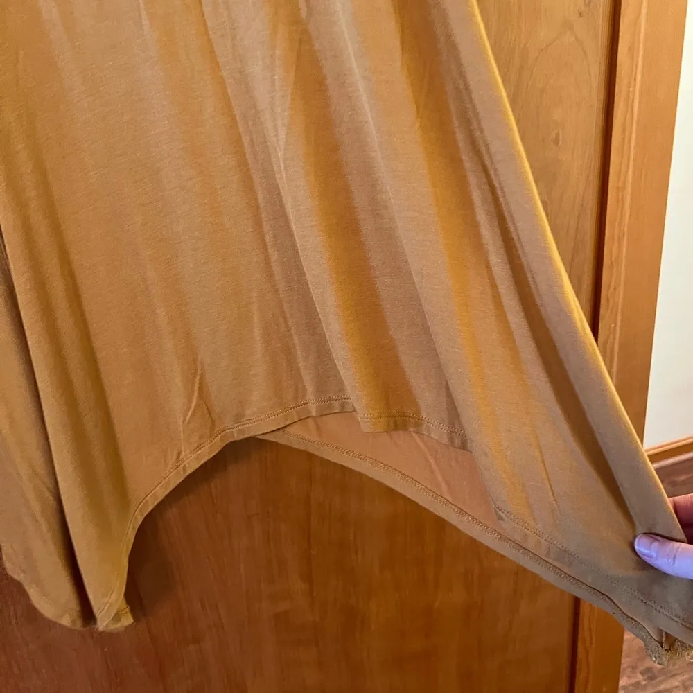 Logo Layers By Lori Goldstein Gold Sleeveless Top Assymetrical NWT Size XS - Image 4