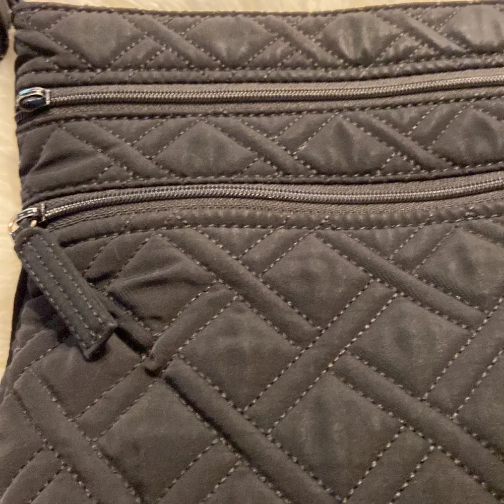 Vera Bradley crossbody purse missing thing for zipper see pictures - Image 12