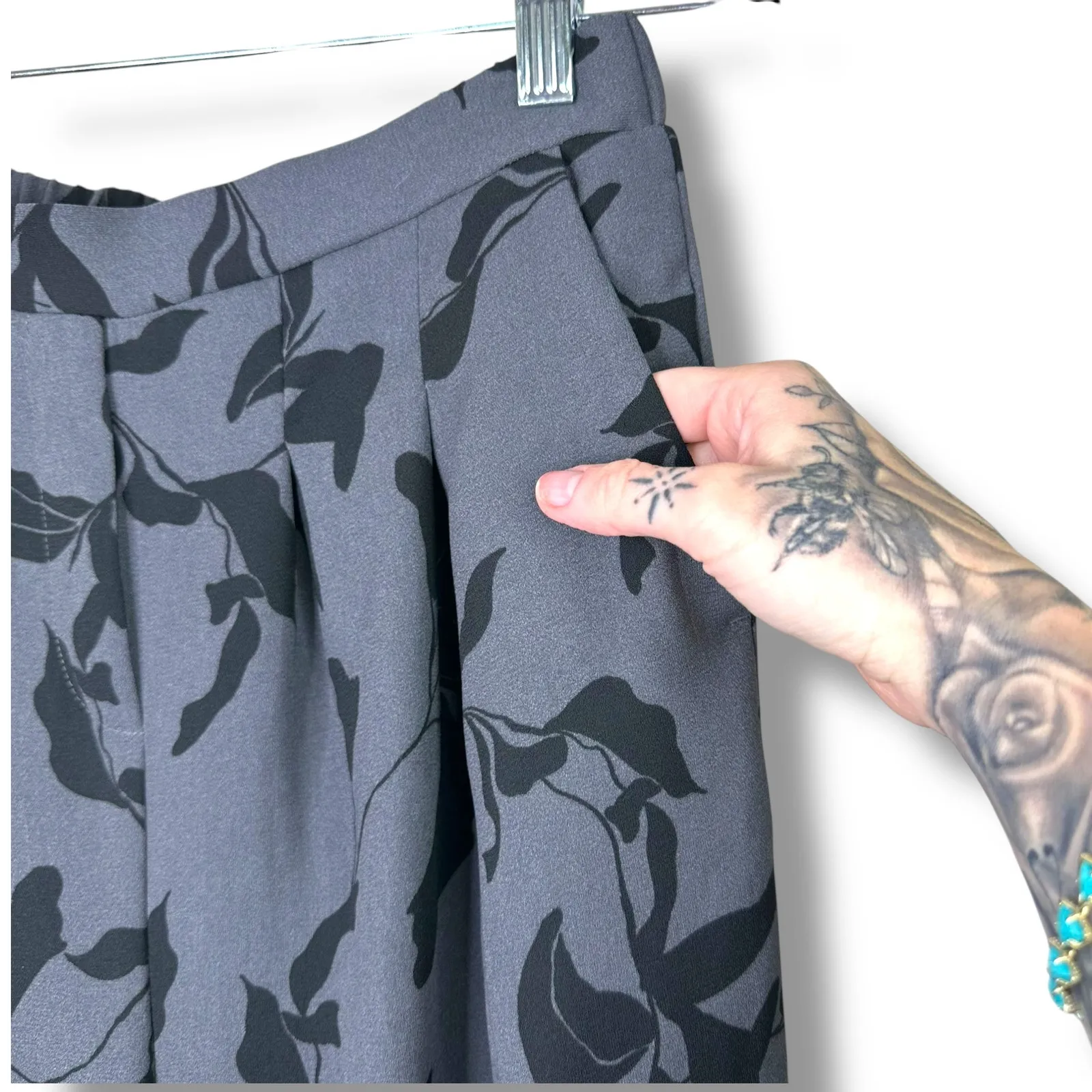 Nordstrom Rack Black Gray Floral Tailored Pleated Wide Leg Flowy Pants Small - Image 3