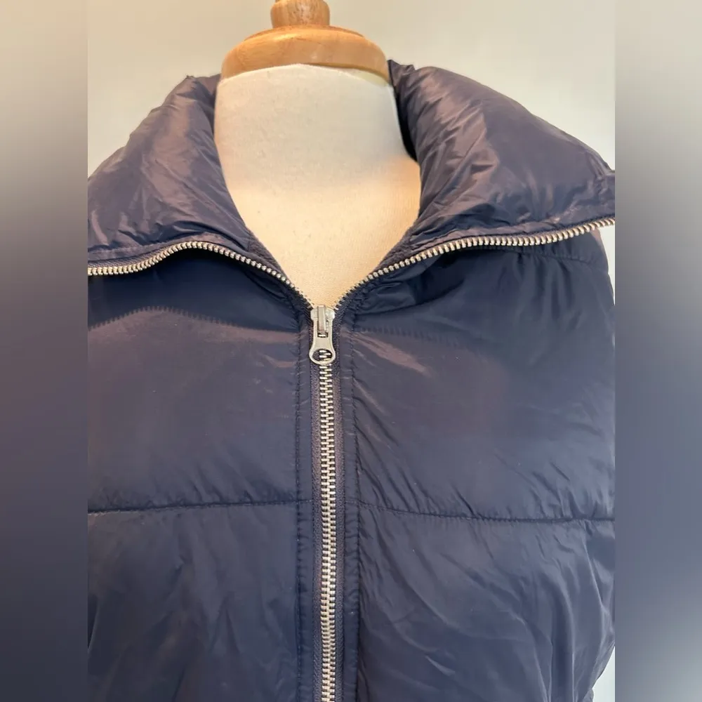 Old Navy Unisex Navy blue zip up puffer vest Size Medium - Image 4