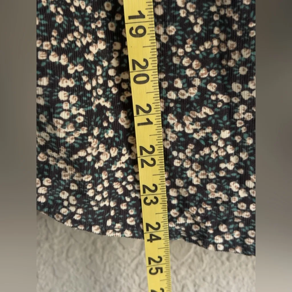 UNIVERSAL THREAD SIZE XSPULLOVER V-NECK TOP DITSY FLORAL MANDARIN COLLAR 2 BUTTN - Image 4