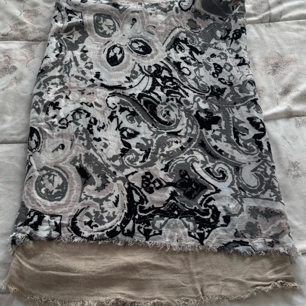 Isa & Stef Inc. floral Black and Gray lined knee length Patterned Skirt, size S - Image 8