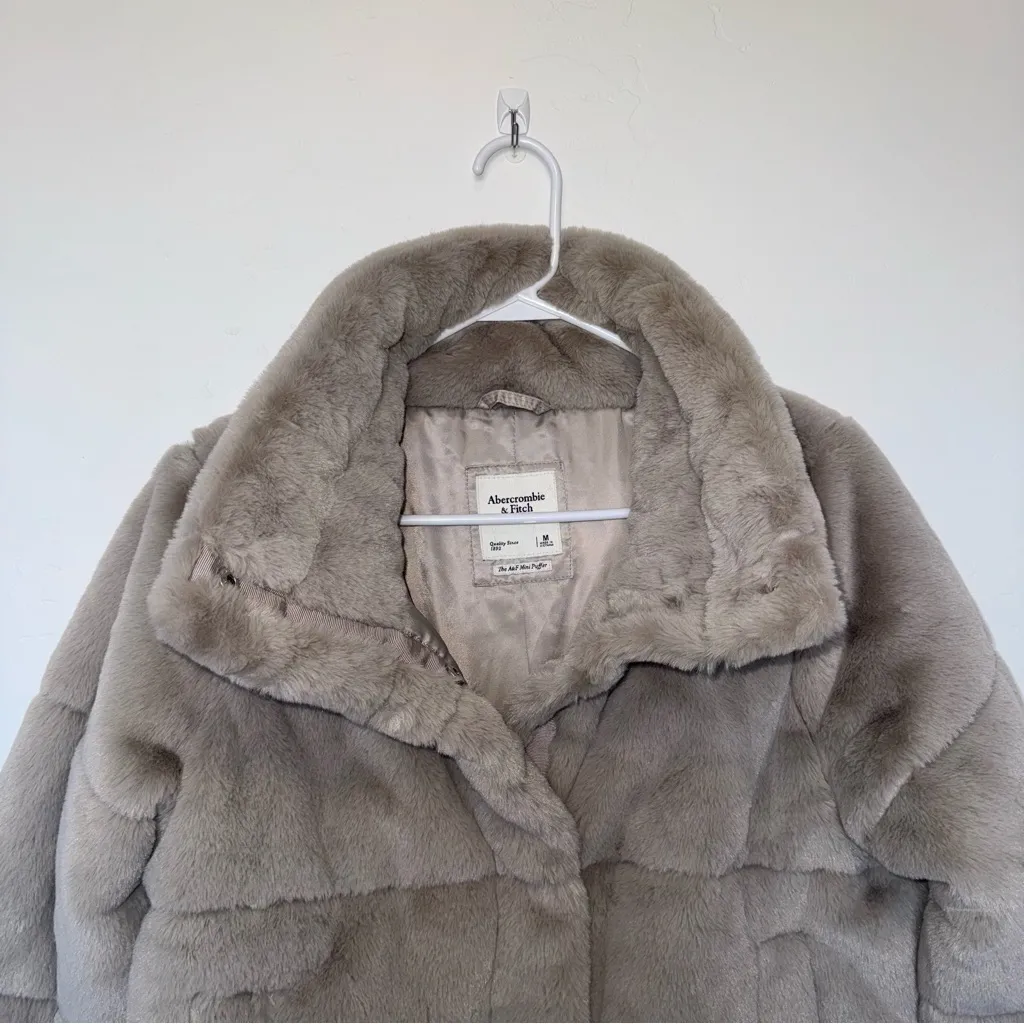 A&F Faux Fur Mini Puffer Jacket Medium - Image 3