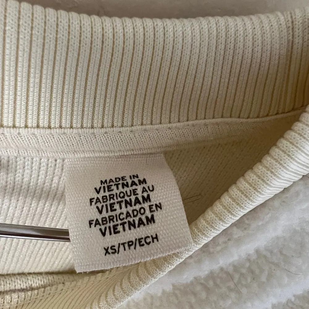 Levi’s Women’s Cream Sherpa Crewneck Sweatshirt Size XS - Image 6