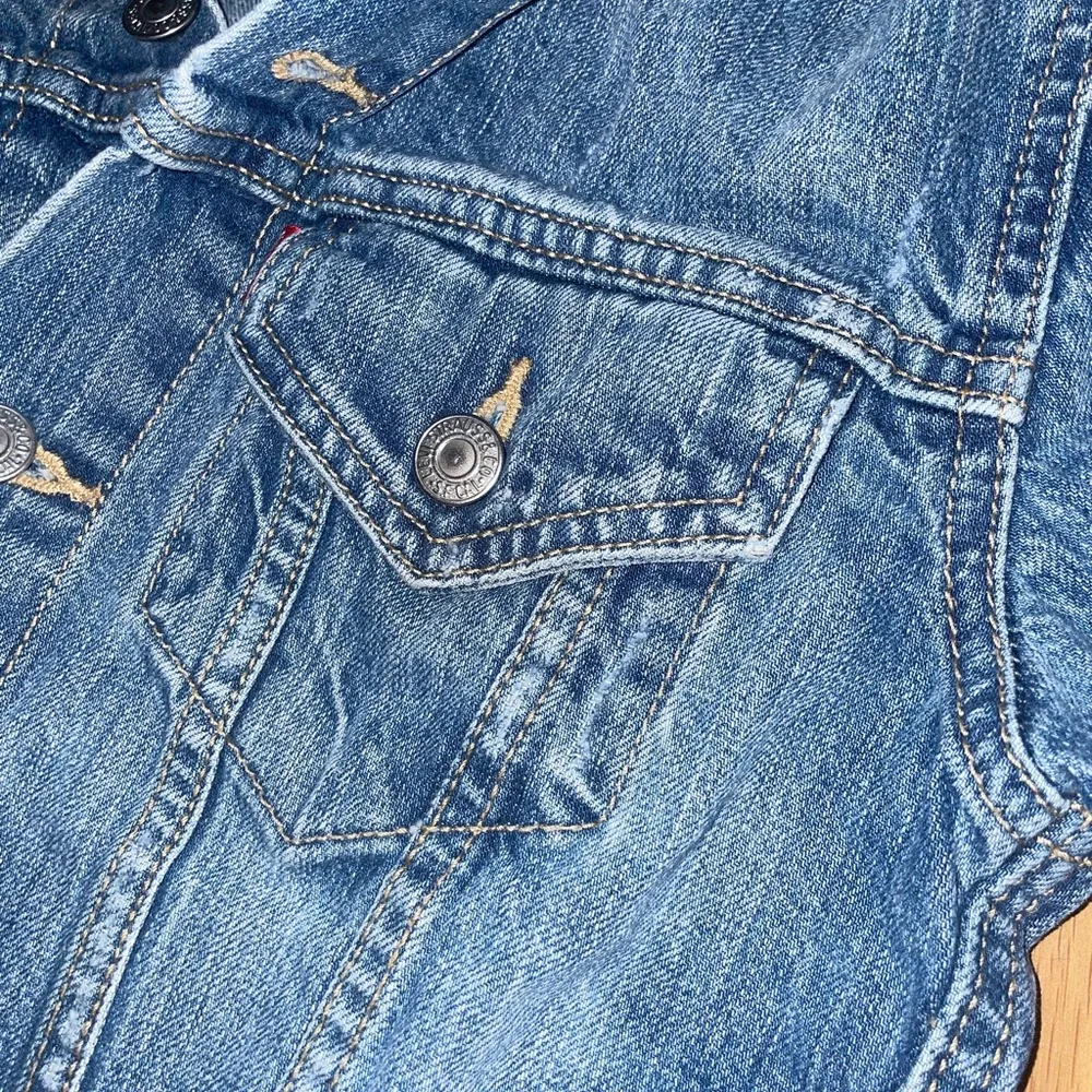 Levi’s Original Trucker Jacket size xsmall denim medium wash pockets buttons - Image 9