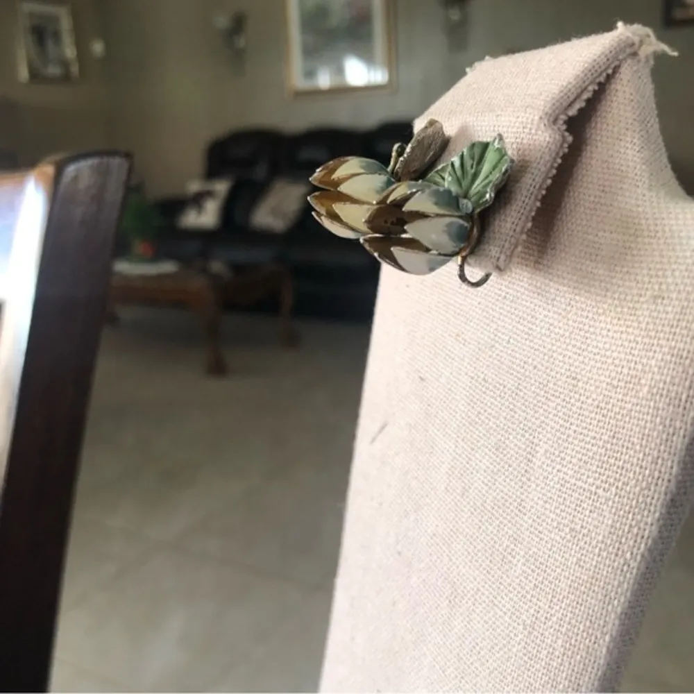 Vintage 3D Flower Design ClipOn Earrings - Image 2