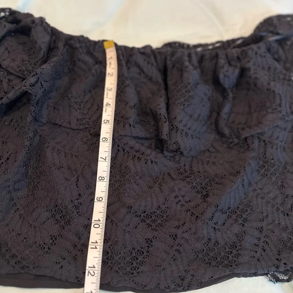 Womens Guess Sz: M Sasha Off-The-Shoulder Black Lace Lined Blouse. Grip elastic. - Image 3