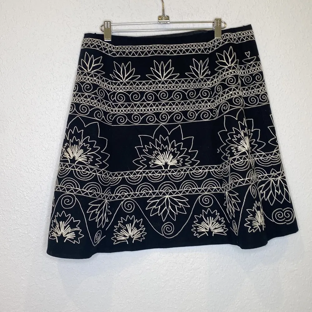 Talbots Petites Black w/Cream Embroidered Flowers A-Line Midi Skirt EUC Sz 14P - Image 4