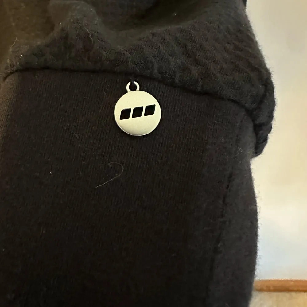 EUC black lightweight sweatshirt with mesh sleeves. Size Large - Image 2