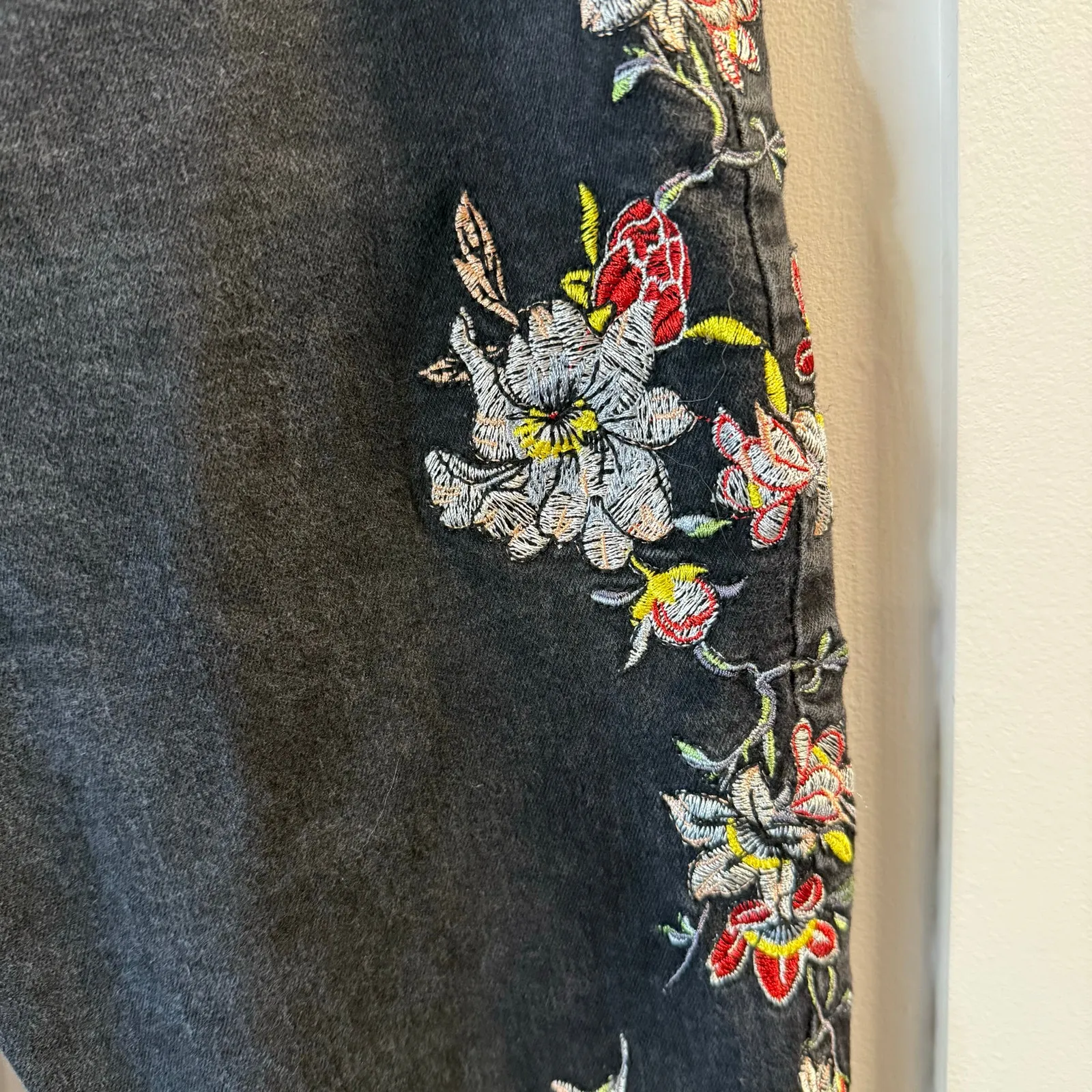 BDG Urban Outfitters Women’s Embroidered Twig Skinny Ankle Jeans Size 30 - Image 6