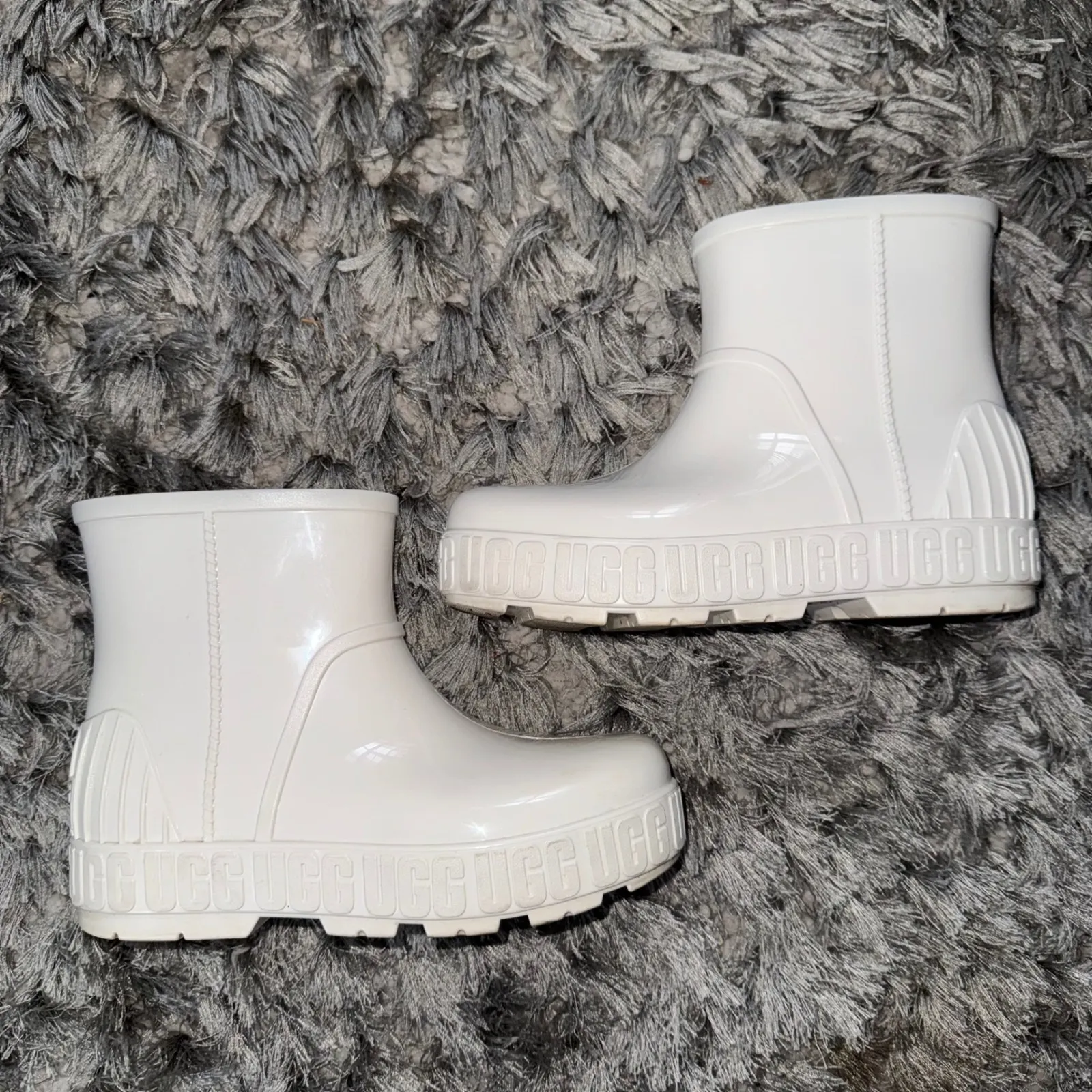 UGG Drizlita Rain Boots Women 5 White Waterproof Rubber Ankle Sheepskin Insole - Image 2