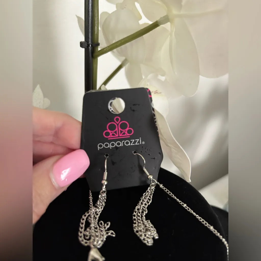 🔆NWT 🔆 Paparazzi Silver Pendant Necklace/ID holder - Image 5