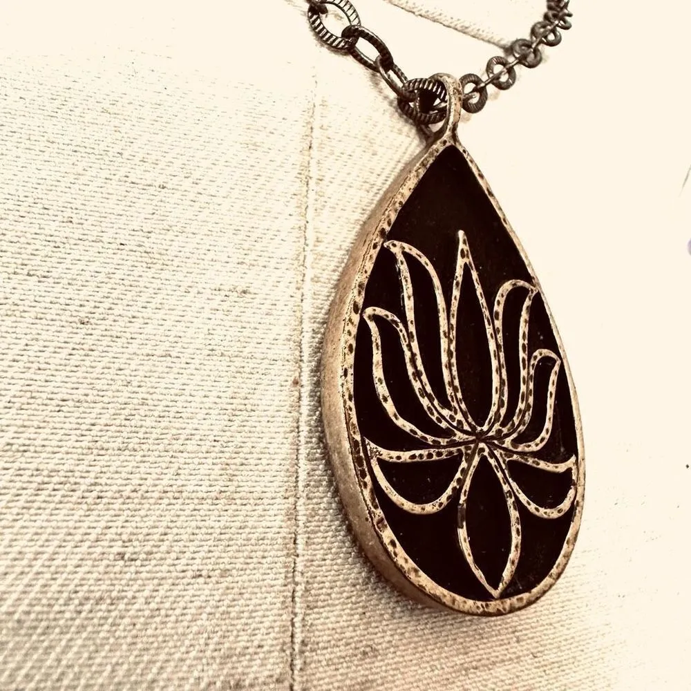 Black and gold tone lotus flower teardrop pendant necklace - Image 3