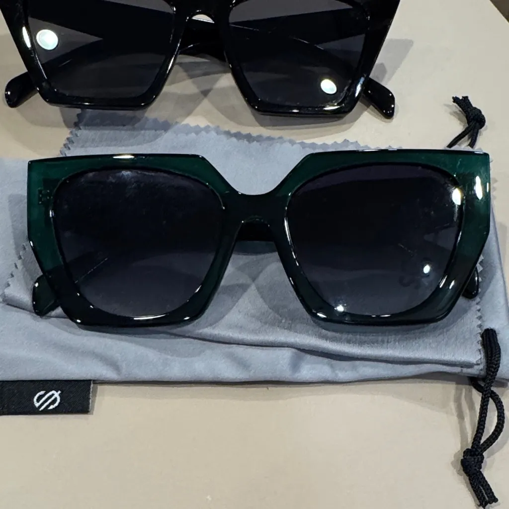 Stylish Black and Green Sunglasses - Image 2