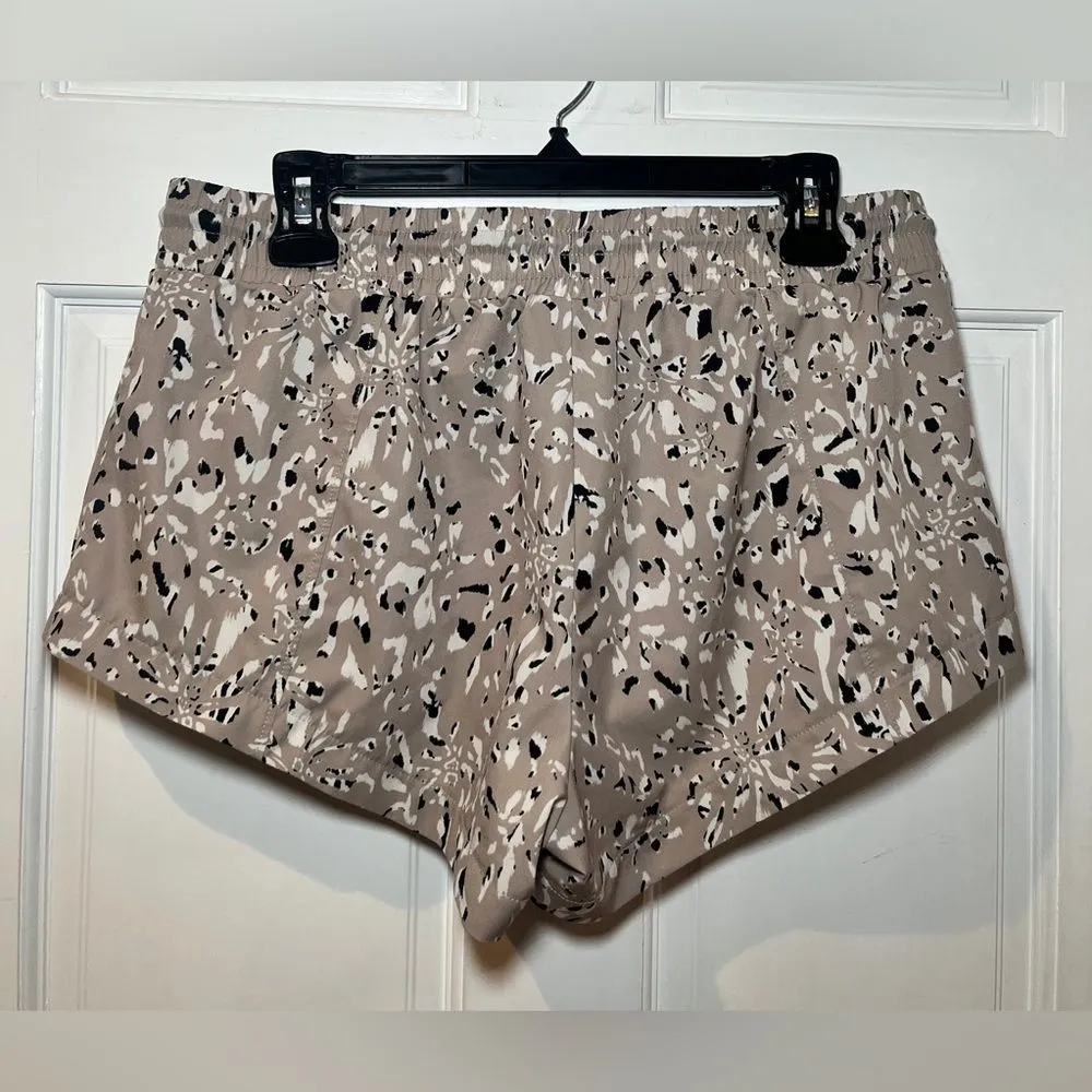 Betsey Johnson  Performance Printed Active Shorts Grey Size M - Image 2